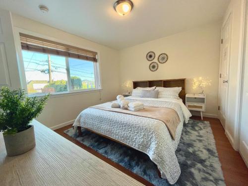 达利城9AM Check-in Coastal Getaway - Luxe Suite near Cliff, Lake & Local Shops的一间卧室设有一张大床和一个窗户。