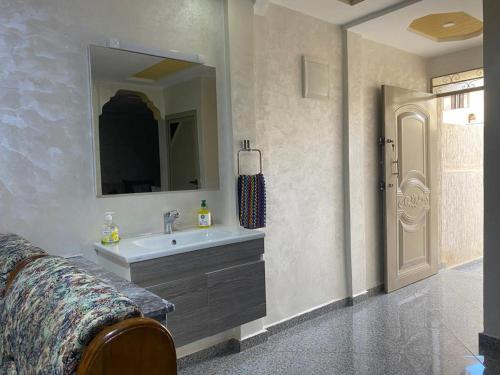阿加迪尔Chic 3 Bed Villa in heart of Agadir的一间带水槽和镜子的浴室
