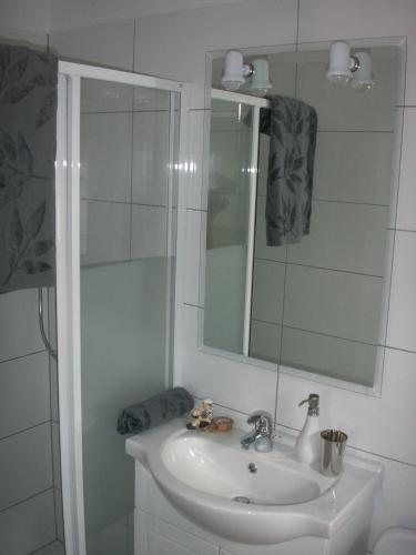 MarcheggGästehaus Bett-i的一间带水槽和镜子的浴室