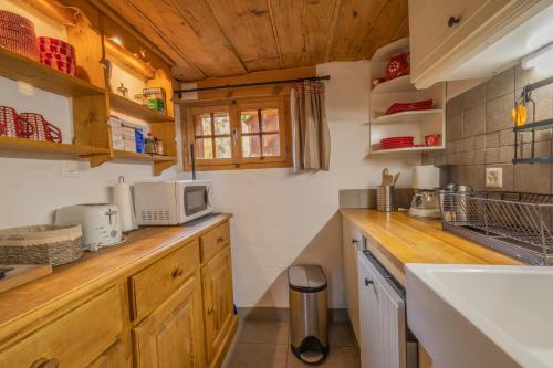 南达木屋莱斯霖德斯酒店的厨房配有木制橱柜和台面