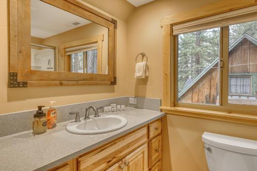 南太浩湖Black Bear Hideaway的一间带水槽和卫生间的浴室以及窗户。