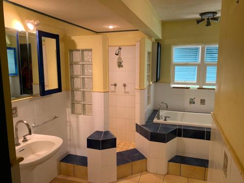 True BlueSeamoon Villetta的一间带水槽、浴缸和卫生间的浴室