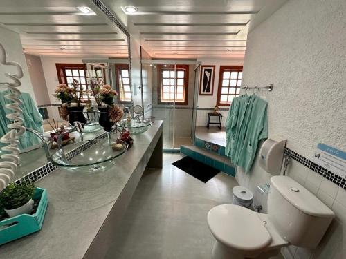 布希奥斯Casa de CINEMA 3 suites, 50m da Praia da Ferradura的一间带水槽和卫生间的浴室