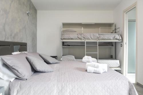 维博瓦伦蒂亚Home Pacifico的卧室配有白色床和毛巾