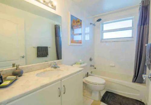 迈阿密Stunning 2Br Condo brickell-Waterviews-FreeParking的浴室配有卫生间、盥洗盆和浴缸。