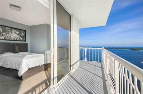 迈阿密Stunning 2Br Condo brickell-Waterviews-FreeParking的一间带一张床的卧室,位于一个海景阳台上