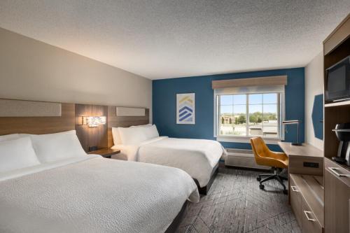 博林格林鲍灵格林智选假日酒店的酒店客房设有两张床和窗户。
