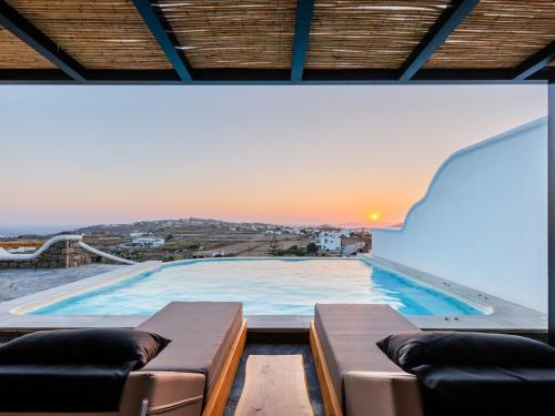 米克诺斯城Villa Evi的屋顶上带两张沙发的大型游泳池