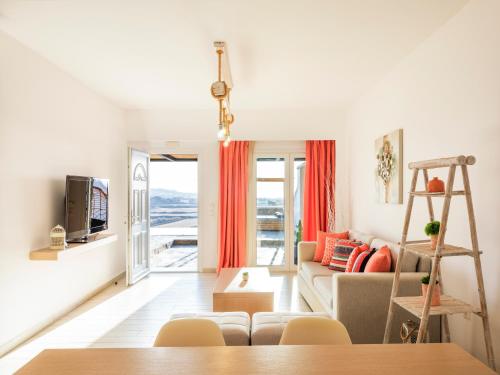 米克诺斯城Villa Evi的客厅配有沙发和桌子