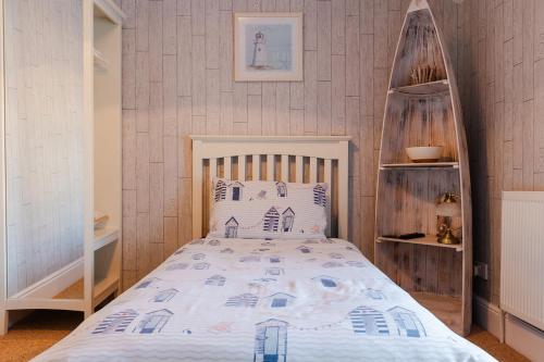 桑当贝尔旅馆 的一间卧室配有一张带木制床头板的床