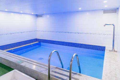 波哥大101公园别墅酒店的蓝色海水大型游泳池