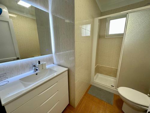 阿马多雷斯AMADORES BEACH VIEW APARTMENT的白色的浴室设有水槽和淋浴。