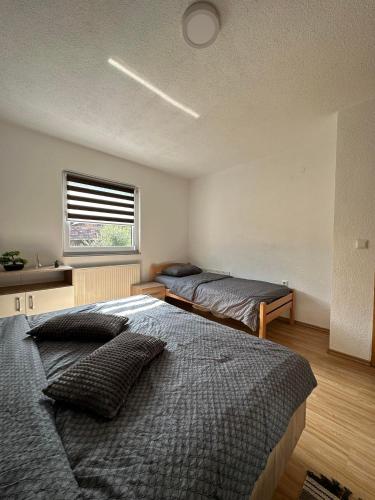 亚伊采Kamenice soba L的一间卧室设有两张床和窗户。