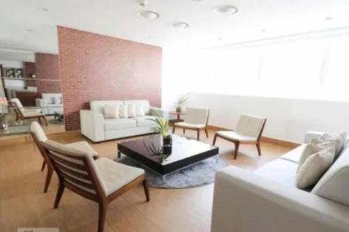 戈亚尼亚Flat Luxo Jardim Goiás的客厅配有白色的沙发和椅子
