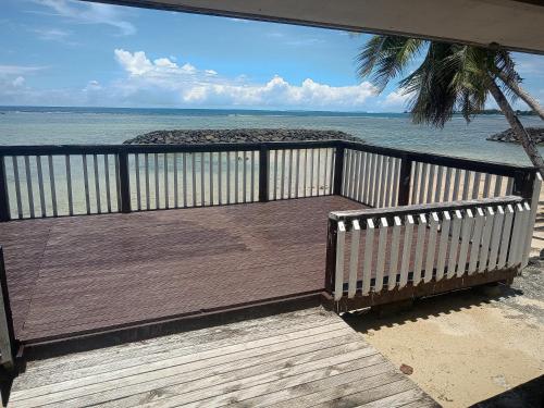 ManaseVacation beach fale的海景木制甲板