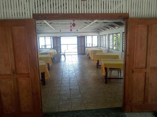ManaseVacation beach fale的空的饭厅,配有桌椅
