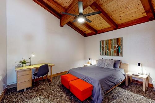 斯德特莱恩Hilltop Lodge的一间卧室配有一张床、一张桌子和风扇