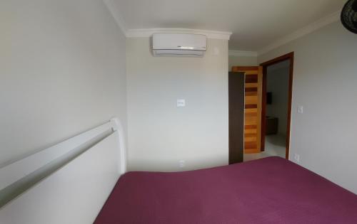 维拉维尔哈apartamento para até 5 pessoas的一间卧室配有紫色床垫和楼梯