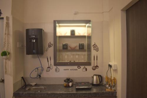 卡尔贾特Mountainview Paradise的厨房柜台设有水槽和镜子