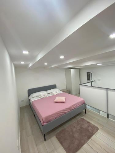 那不勒斯Casa Vacanza , Marianna的一间卧室配有粉红色的床和粉色毯子