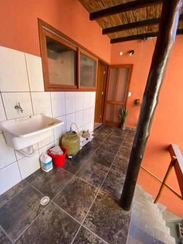 伊塔卡雷FLAT 2 QUARTOS PITUBA - ITACARÉ-Ba的带浴缸和盥洗盆的浴室