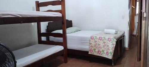 Hostel Recanto Caiçara客房内的一张或多张双层床