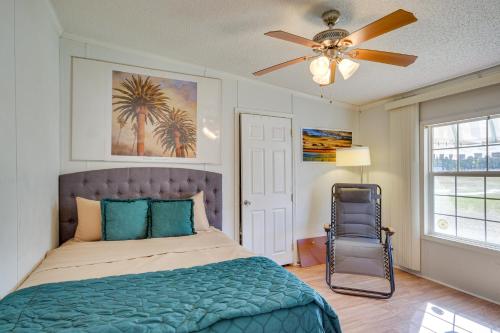 哥伦比亚Spacious South Carolina Abode with Hot Tub and Grill!的一间卧室配有一张床和吊扇