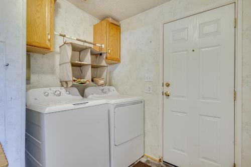 哥伦比亚Spacious South Carolina Abode with Hot Tub and Grill!的小型洗衣房配有洗衣机和烘干机
