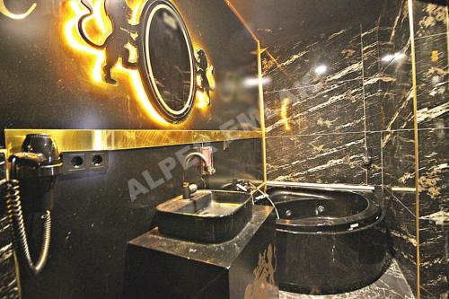 安卡拉Black House Otel的一间带水槽和镜子的浴室