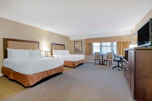 悉尼翡翠岛贝斯特韦斯特优质酒店的酒店客房设有两张床和一台平面电视。