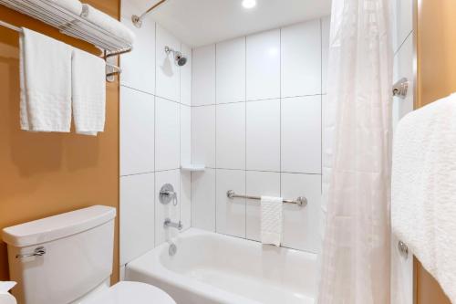 悉尼翡翠岛贝斯特韦斯特优质酒店的白色的浴室设有卫生间和淋浴。