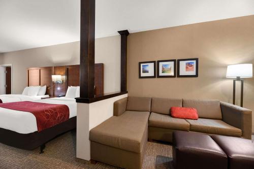 卡纳布Comfort Suites Kanab National Park Area的酒店客房,配有床和沙发