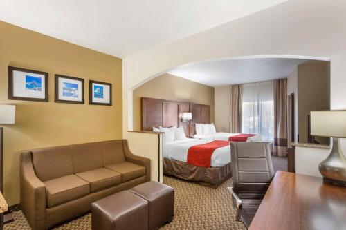 奥格登Comfort Suites Ogden Conference Center的酒店客房,配有床和沙发