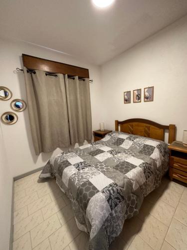 巴拉德尔楚Casa grande 3 dormitorios playa alvorada的一间卧室配有床,床上装有被子