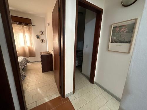 巴拉德尔楚Casa grande 3 dormitorios playa alvorada的走廊,门通往房间
