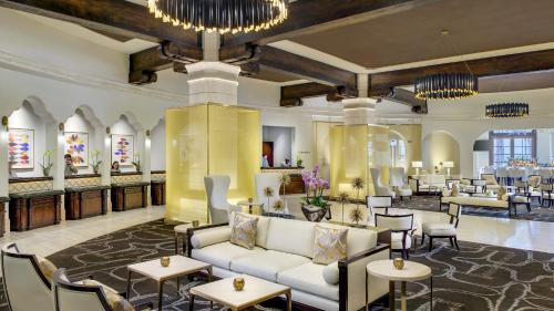 拉斯维加斯Green Valley Ranch Resort Spa Casino的大厅,设有沙发和桌子