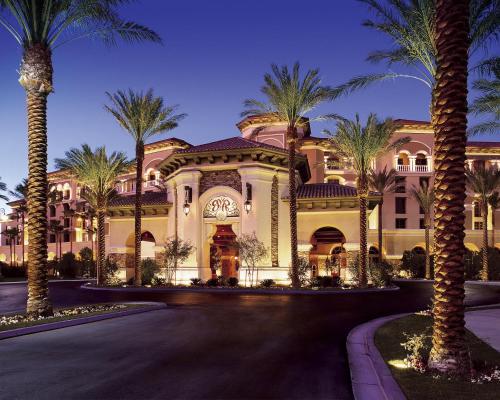 拉斯维加斯Green Valley Ranch Resort Spa Casino的一座棕榈树环绕的大建筑