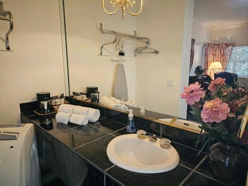 爱德怀Alhatti Christian Resort的一间带水槽和镜子的浴室