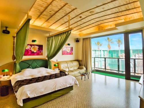 大分SKY PARADISE スカイパラダイス　ラクエン的一间卧室配有一张床,享有海景