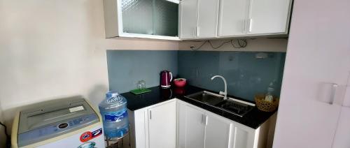 邦美蜀SKY HOMESTAY的一间带水槽和洗碗机的小厨房