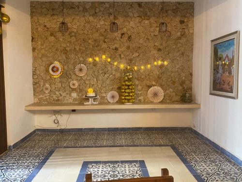梅里达Boutique Casa Azuli Santiago的一间设有石墙、桌子和柜台的房间