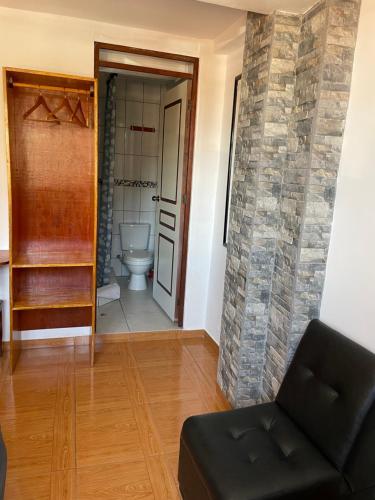 库斯科Big Vacation Hostel的客厅设有卫生间和沙发。