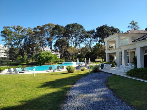 埃斯特角城Green Park Punta del Este的一座带游泳池的庭院