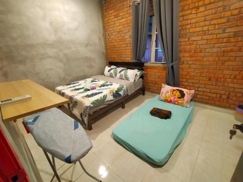 珍南海滩The RedBrick's Homestay Langkawi的带沙发、桌子和床的房间