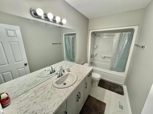 科堡Just 5 Minuts drive from Cobourg Beach的白色的浴室设有水槽和镜子