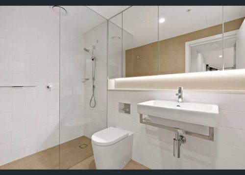 悉尼Sydney CBD Luxury Furnished Apartment & City Views的浴室配有卫生间、盥洗盆和淋浴。
