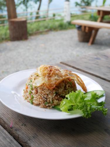 磅士卑省Camping Park Resort的餐桌上一盘带米饭和生菜的食物