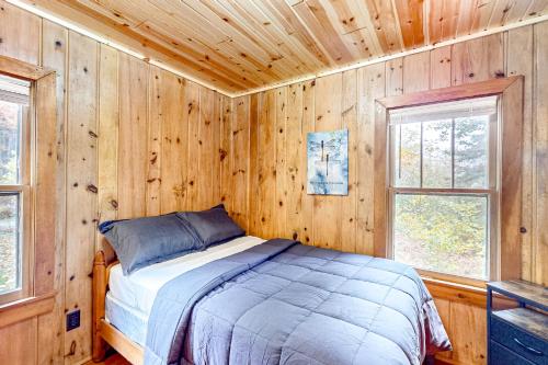 RhinelanderDragonfly Gully的卧室配有木墙内的一张床