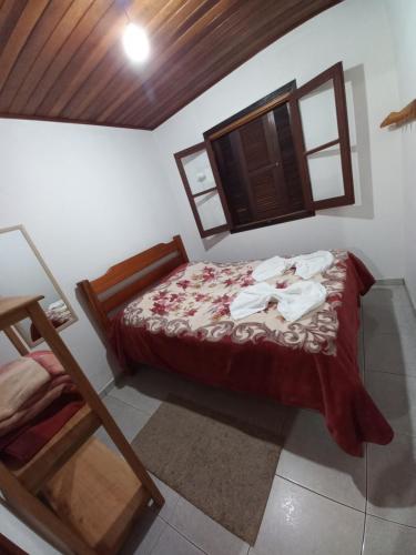 蒙特韦尔迪Chalés lima的一间带床的卧室,位于带窗户的房间内