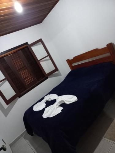 蒙特韦尔迪Chalés lima的一间位于客房内的蓝色床卧室